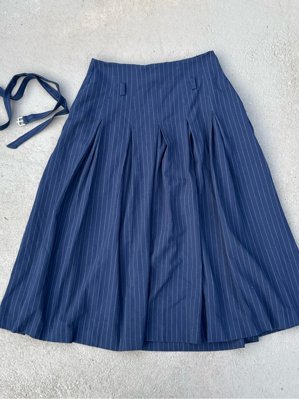 Free Assembly Navy Pinstripe Pleated Midi Skirt Belted Women’s Size 6